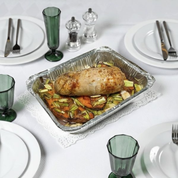 Рулет из индейки с мандаринами и пряной морковью с гарниром из печёного батата и лука-порея 2000 г.