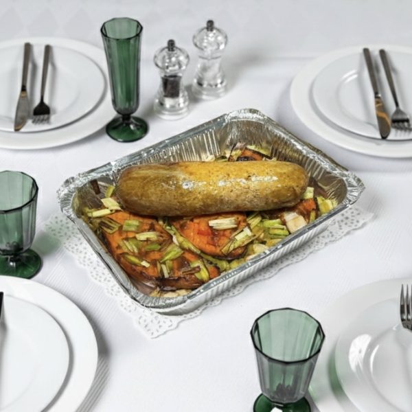 Рулет из свинины с фенхелем и яблоками с гарниром из печёного батата и лука-порея. 2000 г.