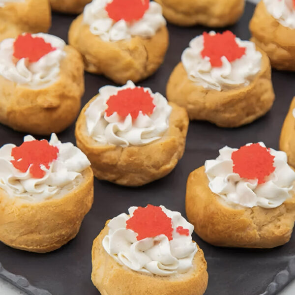 Профитроль с муссом из сельди и икрой тобика 10 шт / 350 гр